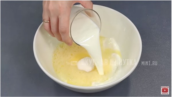 Смешиваем яйца, соль, сахар и молоко